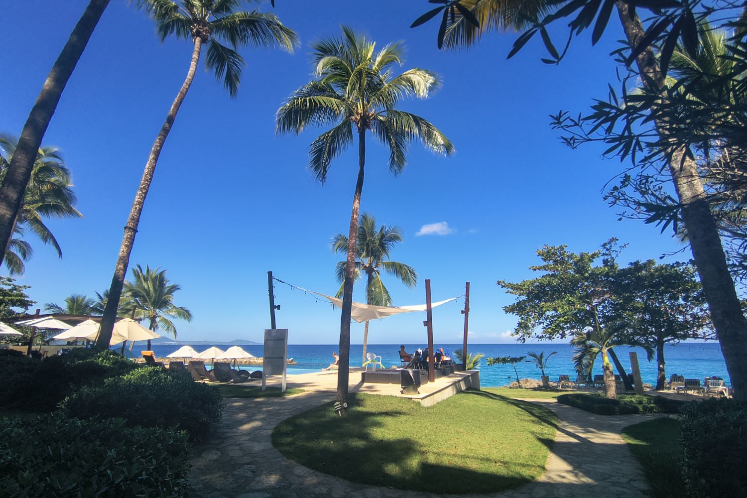 Infiniti Blu — Beach access