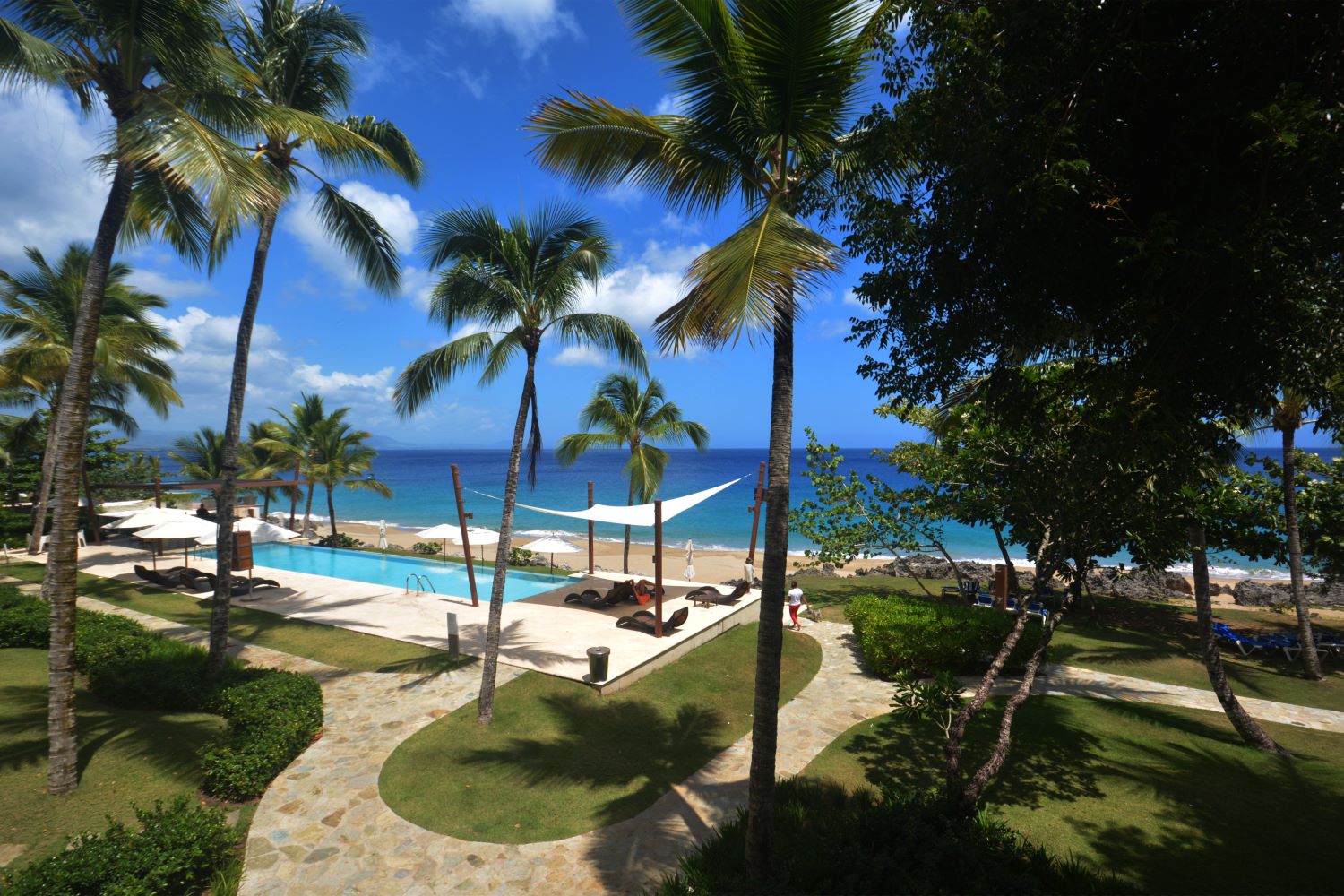 Infiniti Blu — Pool area
